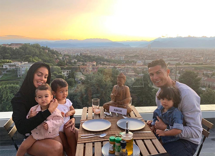 У Криштиану Роналду 200 миллионов подписчиков в Instagram: какие фото помогли ему установить рекорд и сколько он на этом зарабатывает У Криштиану Роналду 200 миллионов подписчиков в Instagram: какие фото помогли ему установить рекорд и сколько он на этом зарабатывает Звезды,Новости о звездах