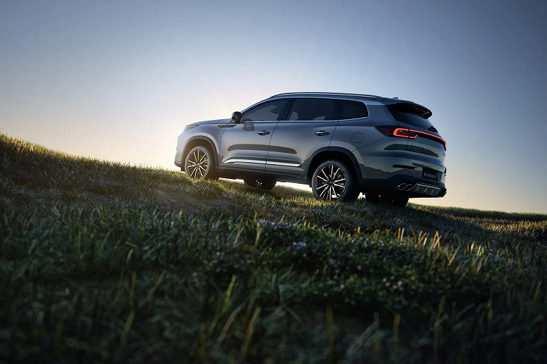  покупателям X-Cross 8 обещают четыре ТО за 1 рубль 