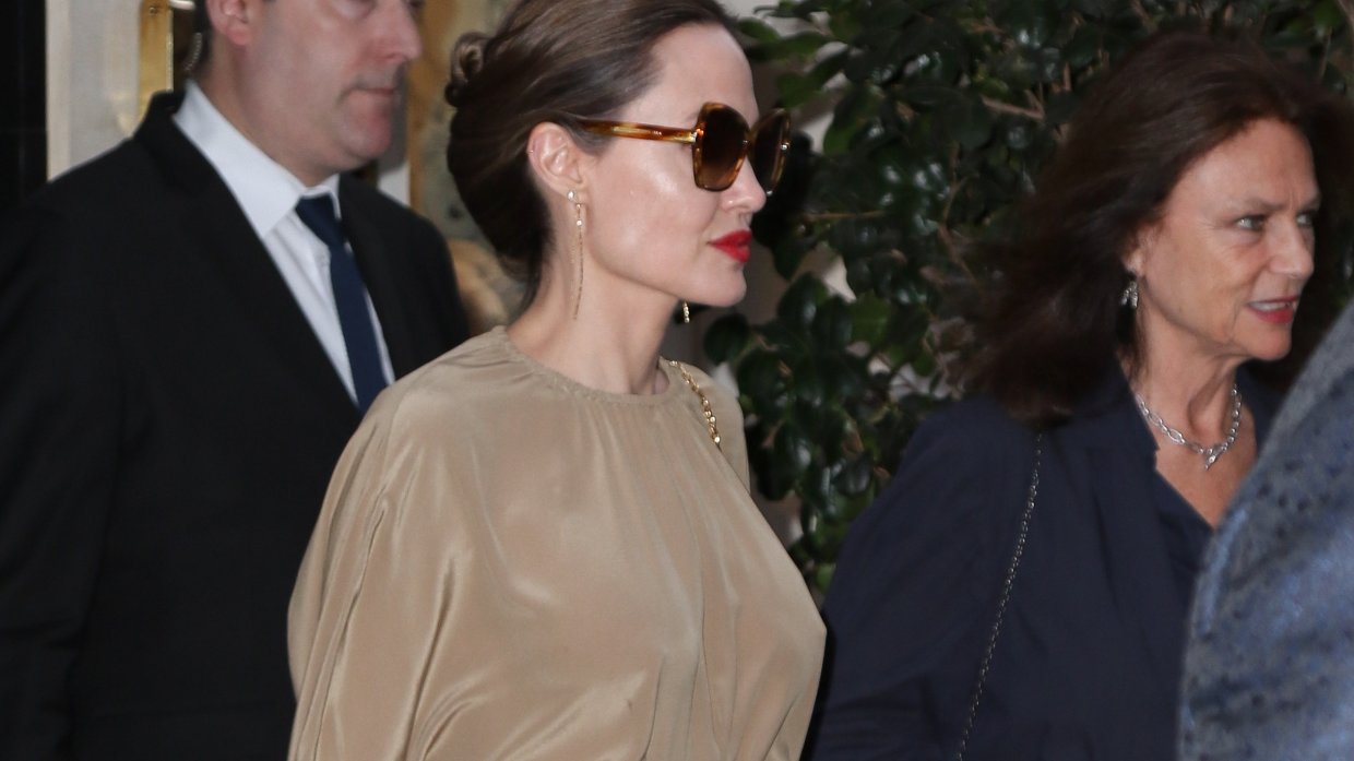 Анджелина Джоли порадовала французов, выйдя в нижнем белье на балкон