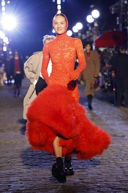 Vogue отпраздновал 130 лет масштабным праздником. Были все: Ирина Шейк, Канье Уэст, Джиджи Хадид, Михаил Барышников, Бруклин Бекхэм и Никола Пельтц Новости моды