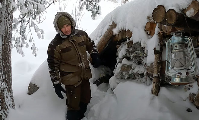 Сибиряки выстроили летом в тайге землянку из бревен, а зимой решили заночевать в мороз под снегом. Видео