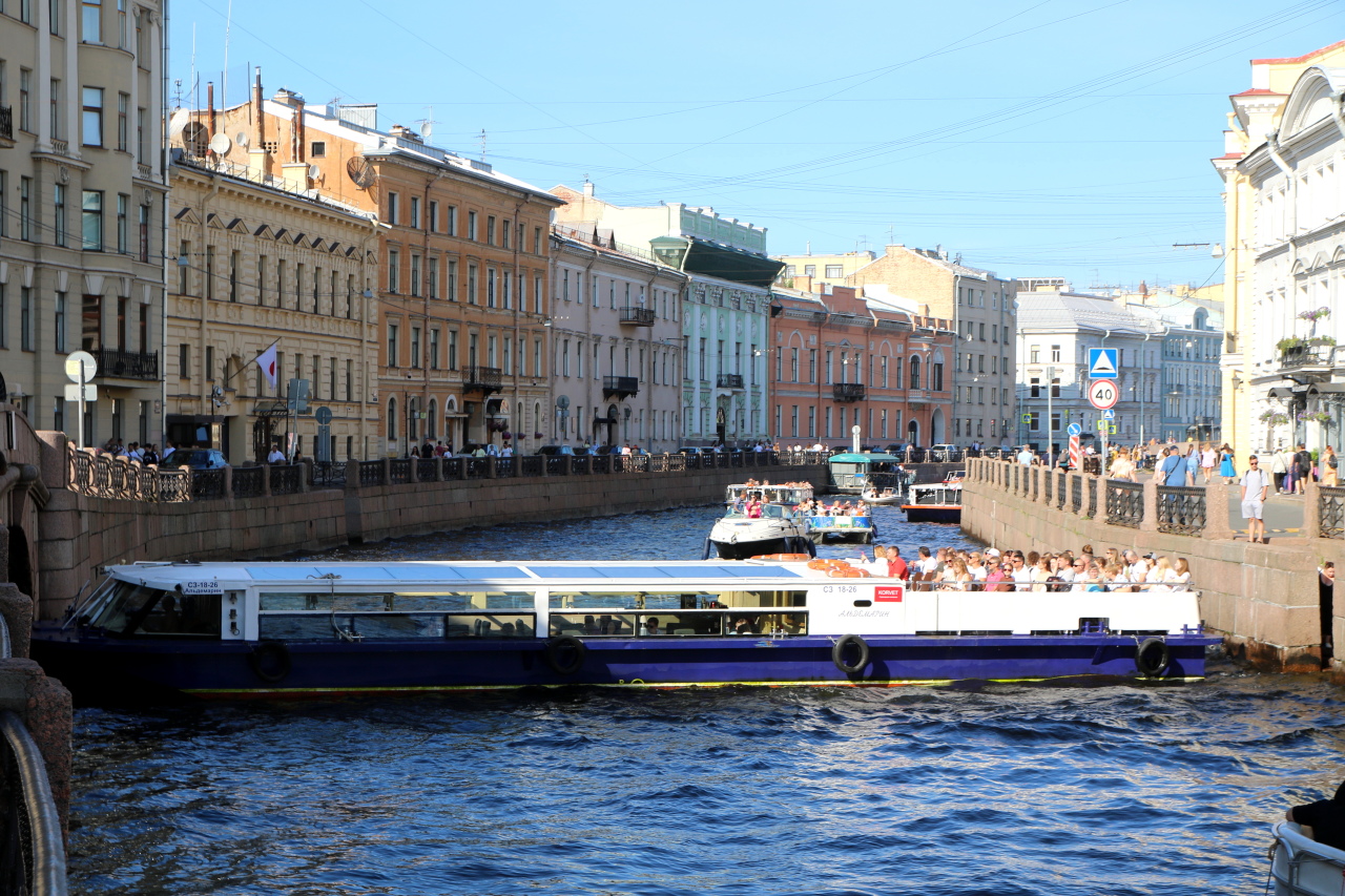 Момент падения рейсового автобуса с людьми в реку Мойку в СПб попал на камеры