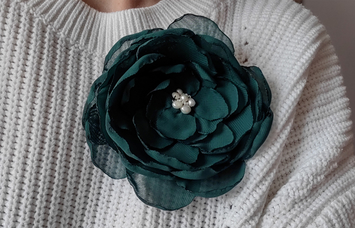 Свитер идеально сочетается с брошью. / Фото: guru.wildberries.ru 