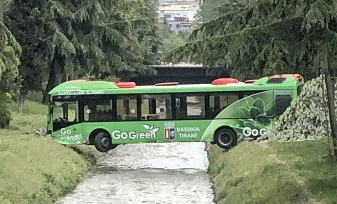 Автобус в Албании застрял над рекой, но его не стали убирать, а сделали из него мост превратить, автобус, решили, города, Водитель, Внутри, дополнений, несколько, сделать, дизайна Автобус, итоге, оборудована, ландшафтного, элемент, необычный, понравился, горожанам, многим, будет, выставка