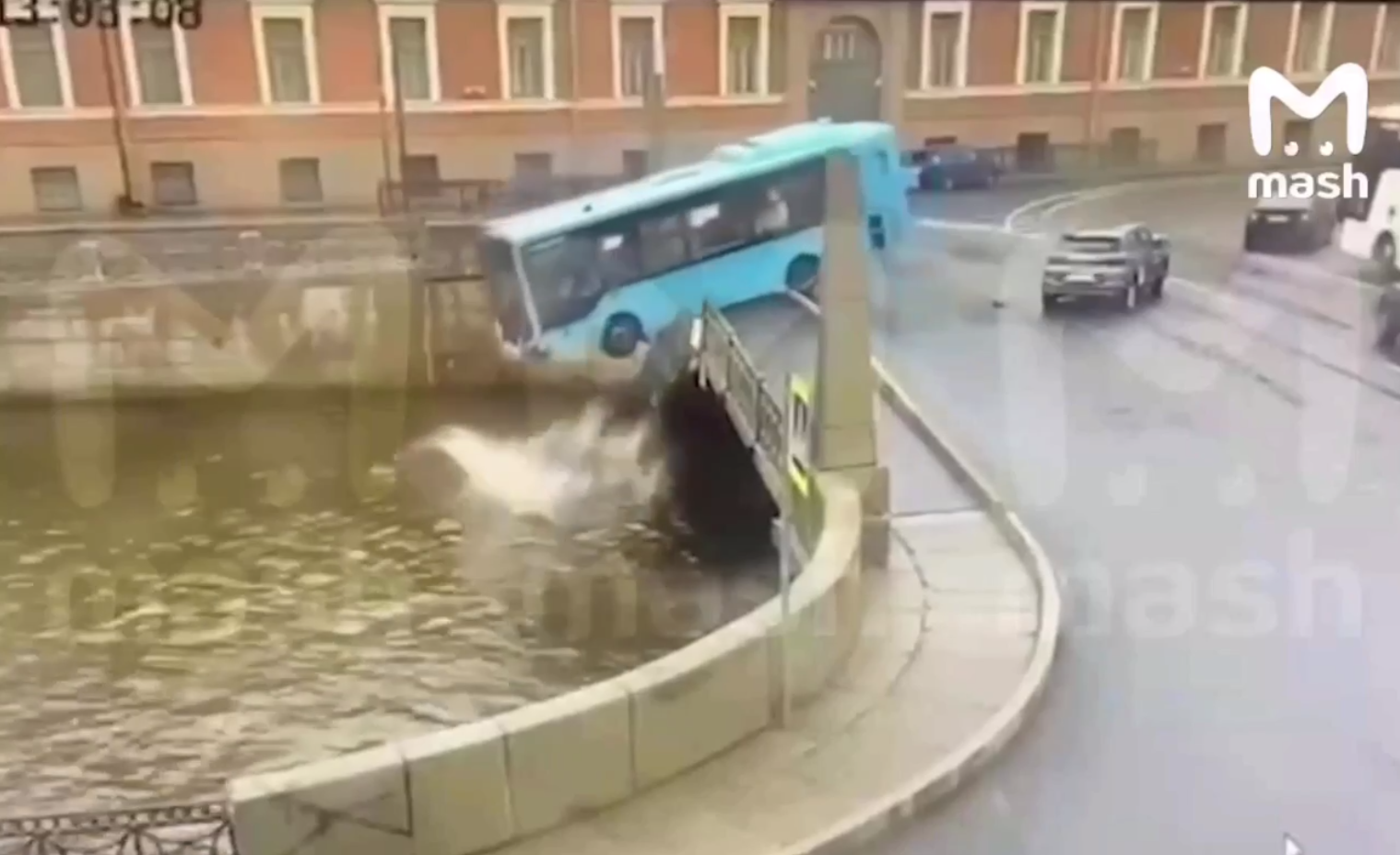 За рулём был таджик: Почему автобус с пассажирами рухнул в Мойку?
