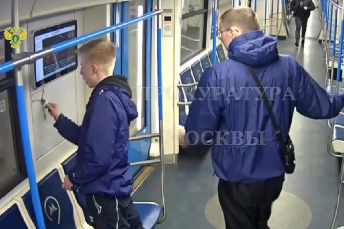 В Москве двое приезжих вандалов разрисовали вагоны метро