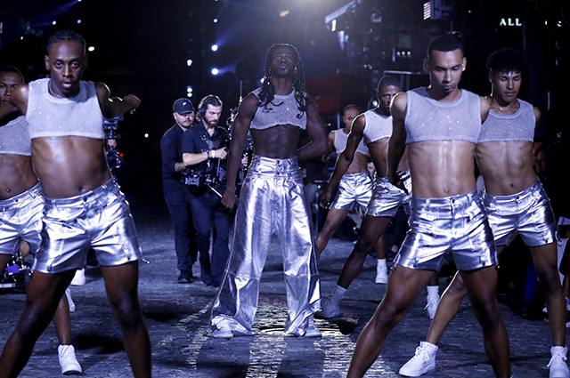 Vogue отпраздновал 130 лет масштабным праздником. Были все: Ирина Шейк, Канье Уэст, Джиджи Хадид, Михаил Барышников, Бруклин Бекхэм и Никола Пельтц Новости моды