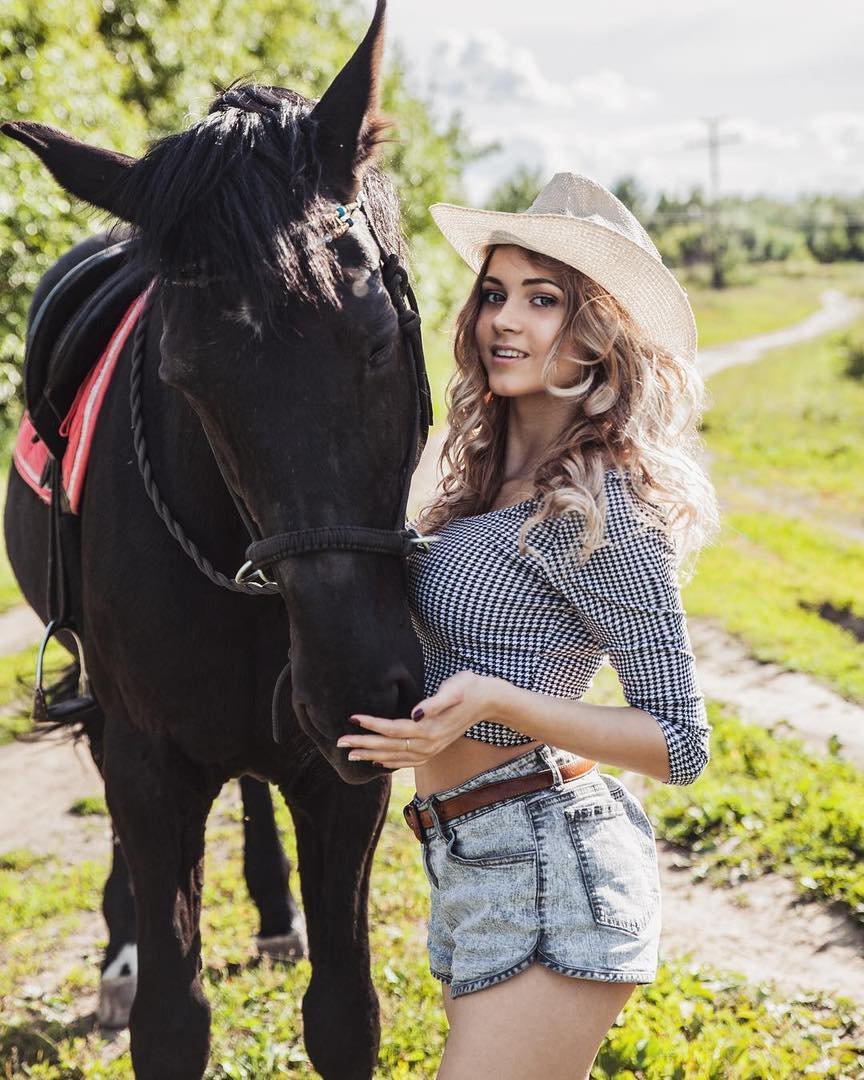 Фото с девушки с конем