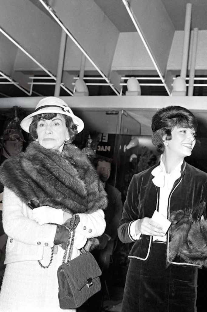 Мадемуазель Chanel со своим изобретением - сумкой 2.55