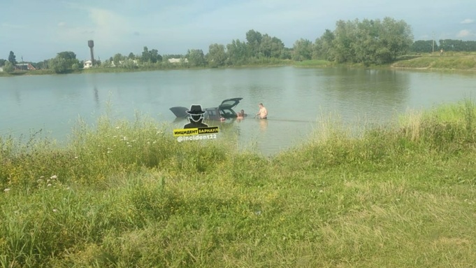 В пригороде Барнаула неуправляемый автомобиль сбил двух человек и потонул в озере