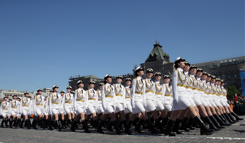 Cводный парадный расчет женщин-военнослужащих Военного университета министерства обороны РФ на Красной площади во время военного парада, посвященного 71-й годовщине Победы в Великой Отечественной войне