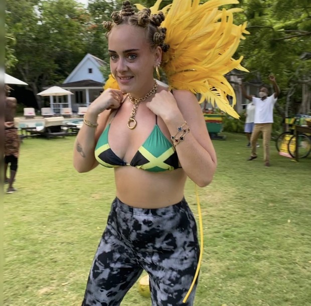 Фото №1 - Мисс мотивация: невероятно стройная Адель в бикини с флагом Ямайки