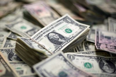 Доллар укрепляется перед статистикой рынка труда в США