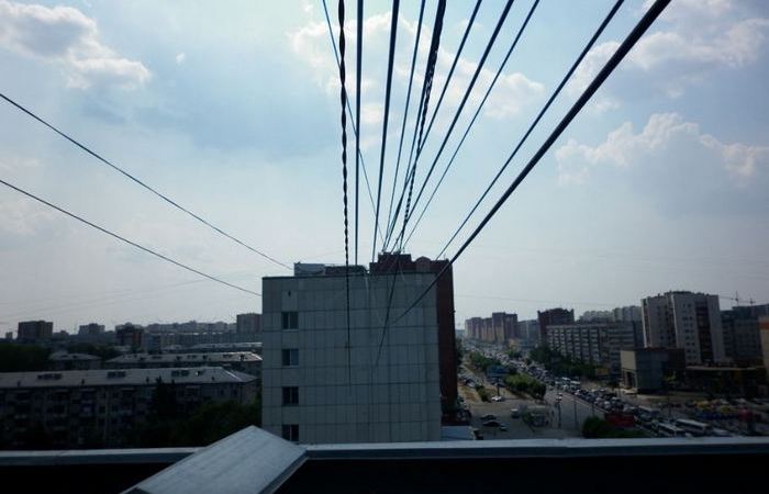 «Загадочные» провода: кто и для чего натягивает их между жилыми домами