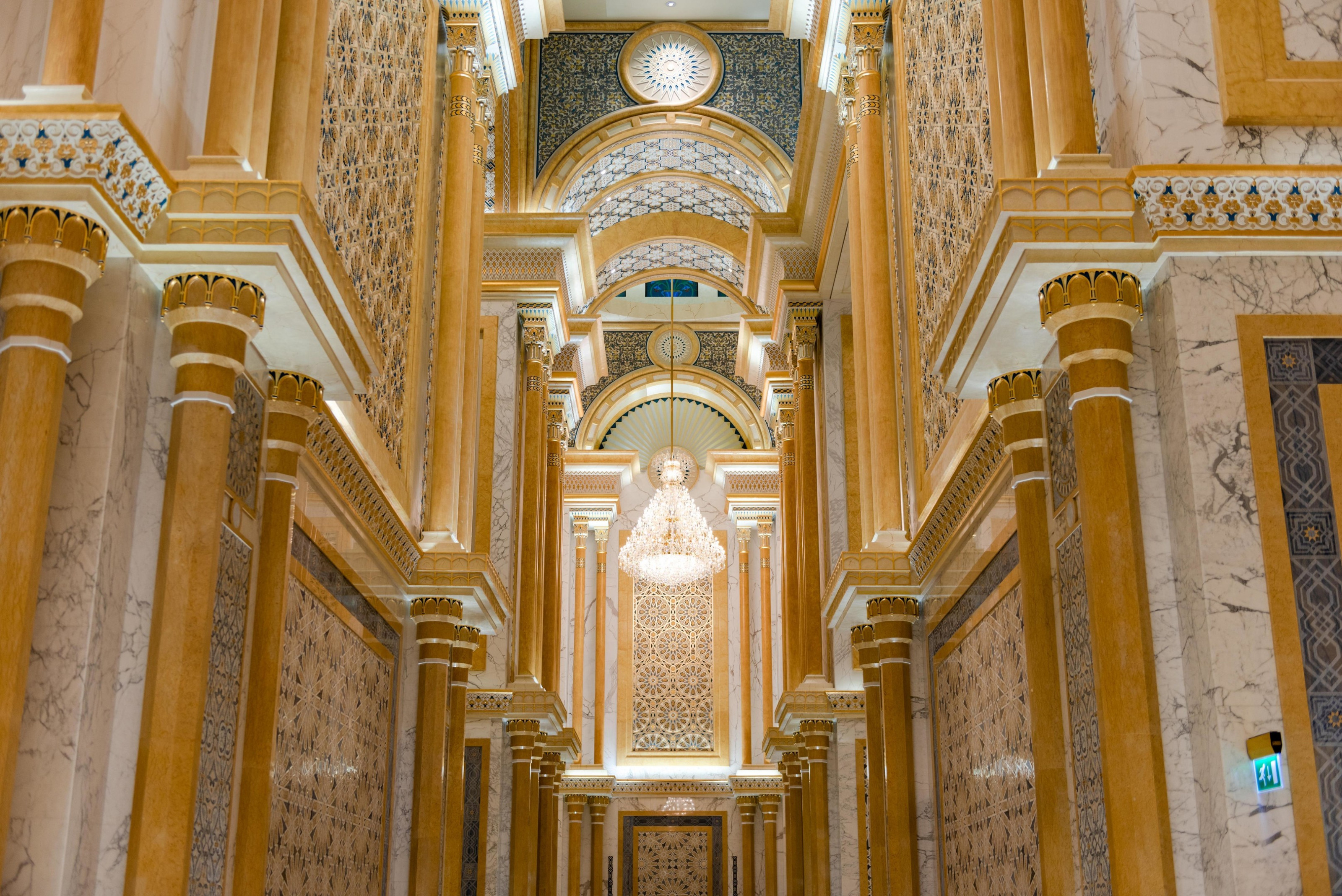 1788 комнат, 257 ванных, и все в золоте: как выглядят роскошные дворцы шейхов только, долларов, шейха, построен, дворец, состояние, оценивается, своих, самых, прямо, которые, личное, который, является, султана, человек, более, главной, гостей, можно