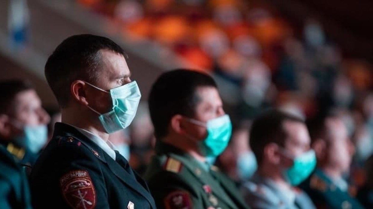 Спасших студентку от нападения рецидивистов с ножом росгвардейцев наградили в Петербурге