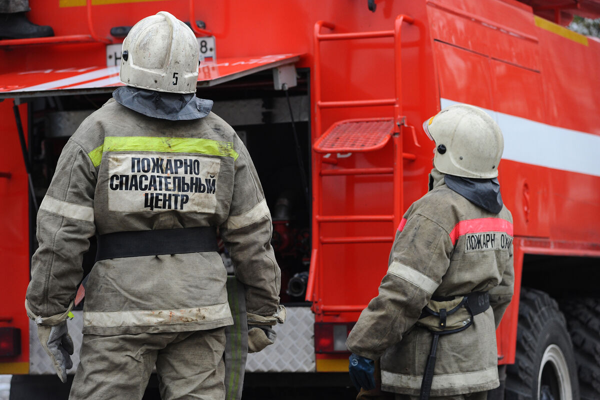В Красноярском крае загорелся склад на площади 1, 5 тыс. кв. метров