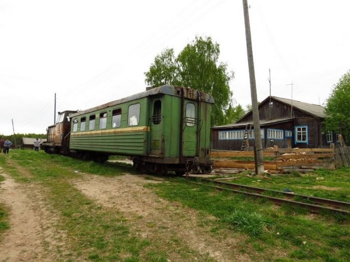 Раз в неделю приходит поезд с лавкой, можно купить какой-то еды. Хлебушка, масла, круп, и остального! Он же привозит и пенсию. Вопрос, конечно, если привозят сюда пенсию, то где её тратить?  история, ссср, факты