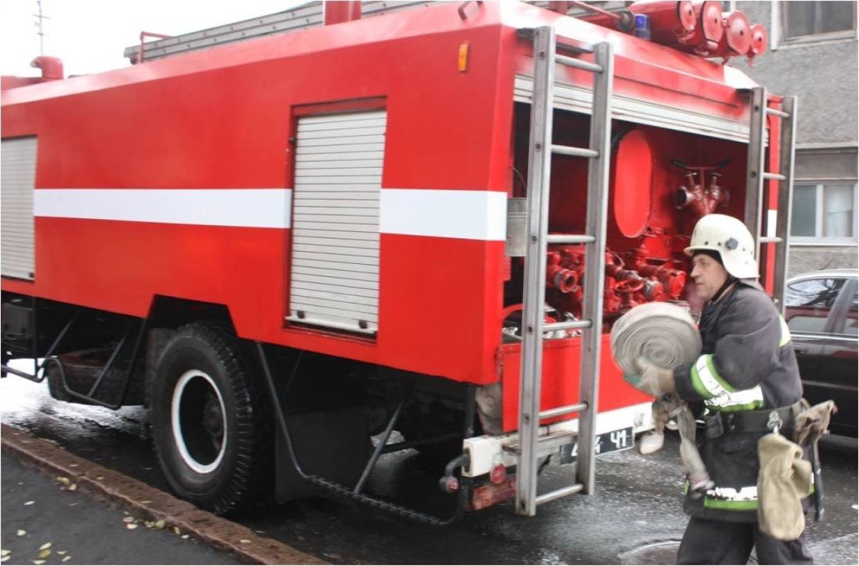 Пожарные помогли упавшей на пол жительнице Курской области с лишним весом