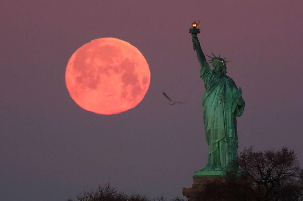 Луна в Нью-Йорке