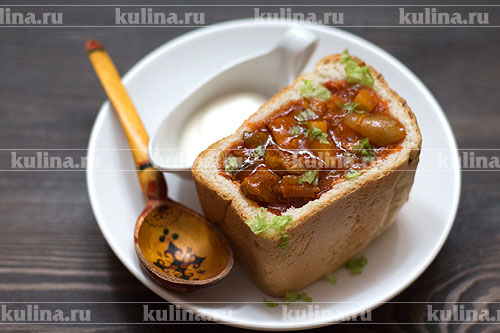 Мясо в хлебе Хлеб разрезать пополам, удалить часть мякиша, разлить рагу по буханкам и подать к столу. Приятного аппетита!