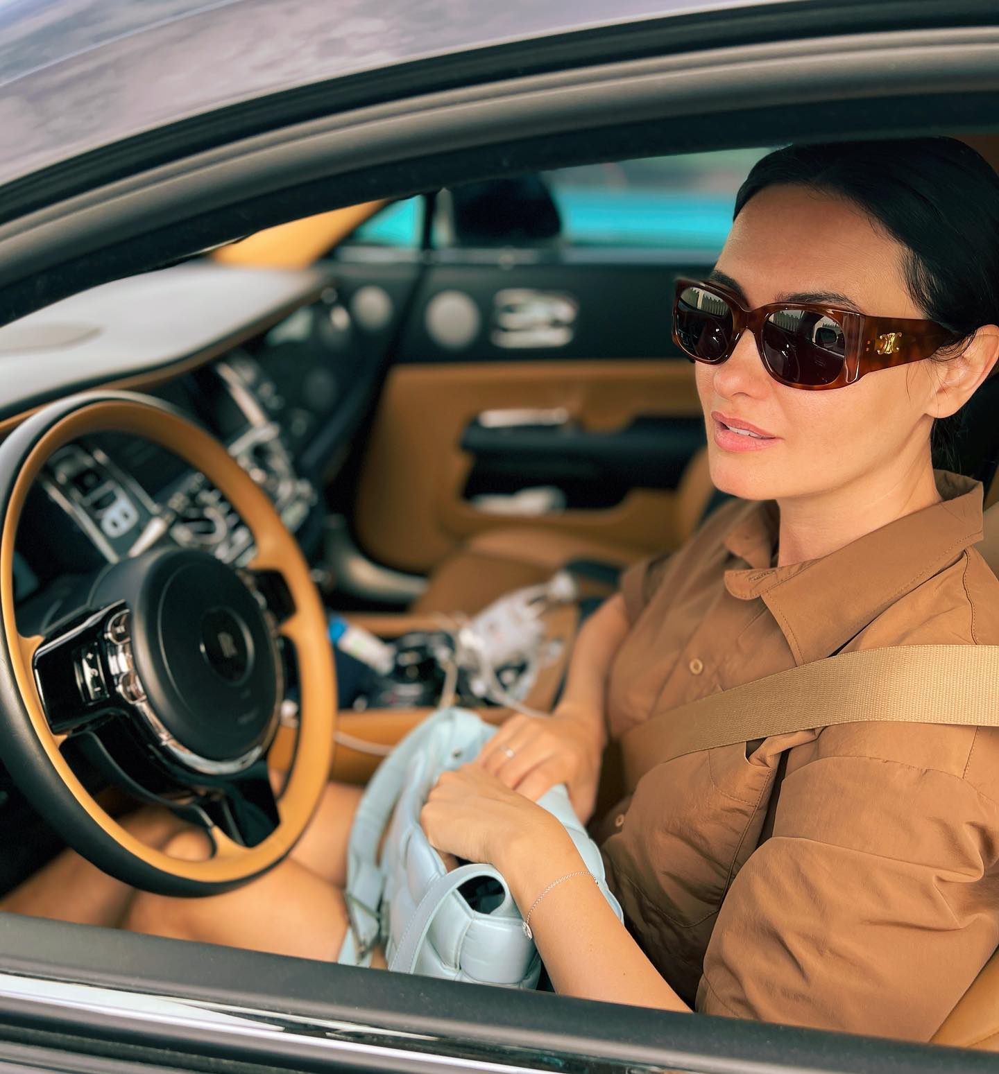 Автоледи: знаменитые девушки, которые отлично смотрятся за рулём и не только
