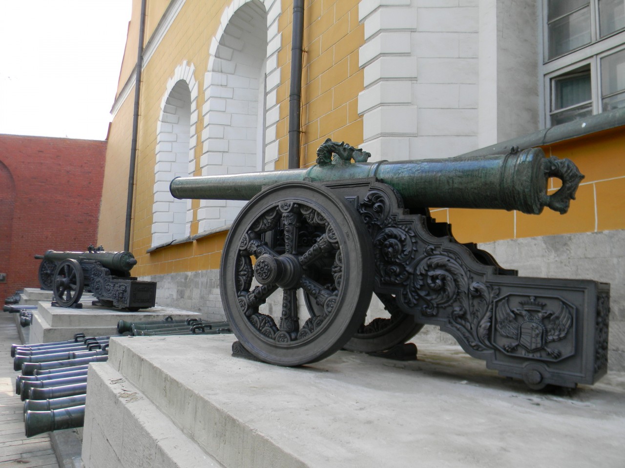 горная бронзовая пушка. лафет карла мортира. царь пушка ссср. арсенал пушки кремль москва. пушка модель бронза.