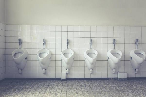 Запись из мужского туалета клуба Владивостока слили на популярный порно-сайт