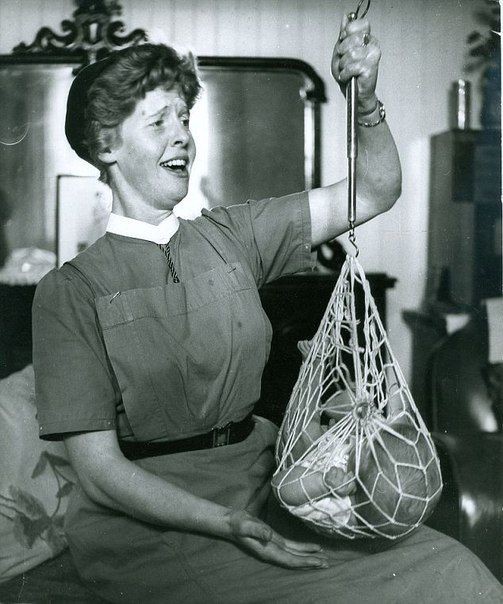 Медсестра Катриона Макаскилл взвешивает ребёнка. Шотландия, Норт-Уист, 1959 год. история, факты, фото