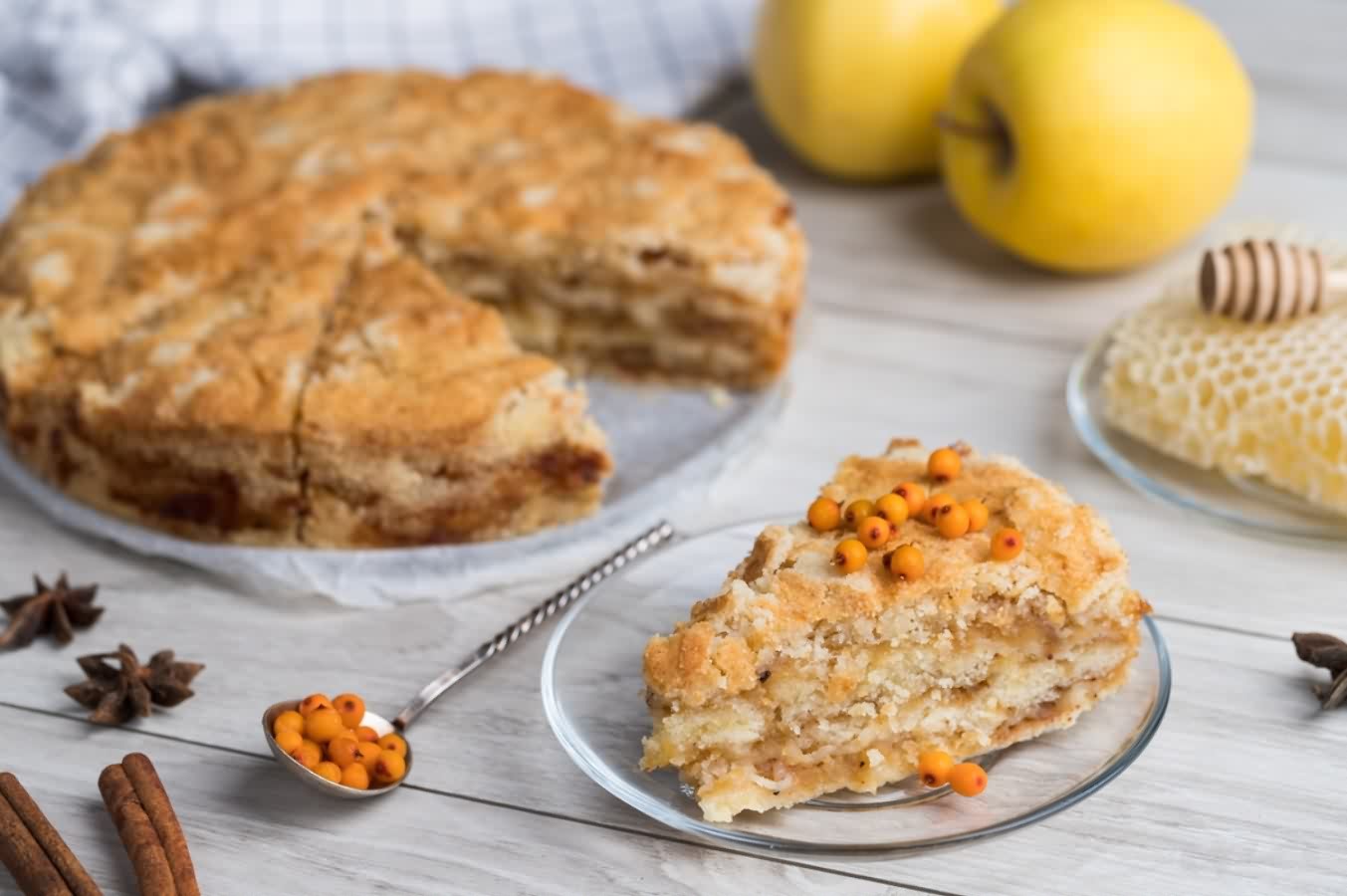 Выпечка шарлотка с яблоками рецепт. Насыпной яблочный пирог. Наспыной яблочный пирог сяблоками. Насыпной ягодный пирог. Насыпной пирог шарлотка.