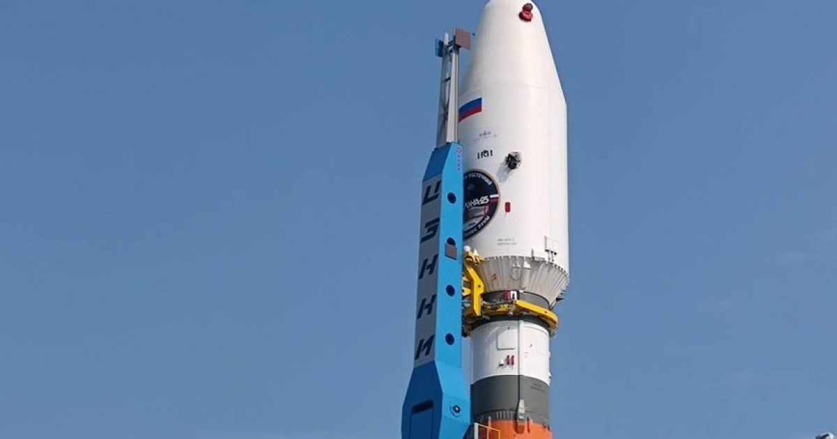 Установка ракеты “Союз” с автоматической станцией “Луна-25” на пусковой площадке