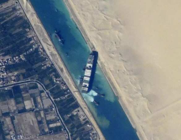 В Суэцком канале удалось сдвинуть с места застрявшее судно | Русская весна