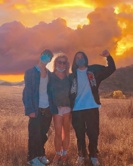 Бритни Спирс опубликовала редкое фото с сыновьями, над которыми почти потеряла опеку Бритни Спирс опубликовала редкое фото с сыновьями, над которыми почти потеряла опеку Дети,Дети знаменитостей