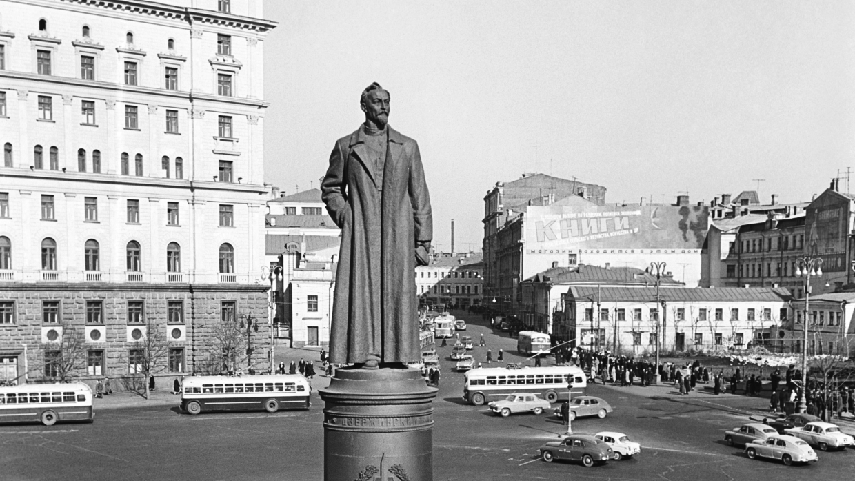Группа писателей, блогеров и журналистов обратилась к властям с просьбой вернуть памятник Феликсу Дзержинскому на Лубянскую площадь