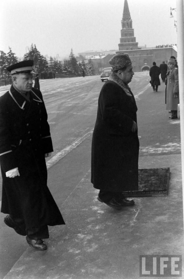 Любопытные кадры с ВИП мероприятий в Кремле зимой 1959. Фотограф Говард Сохурек  из США участников, съезда, Гости, автомобилей, гаражам, конце, охраны, прохожих, центре, работало, множество, сотрудников, Белорусском, КГБ1011, Некоторых, вокзале, встречал, Микоян, доверенное, Хрущева