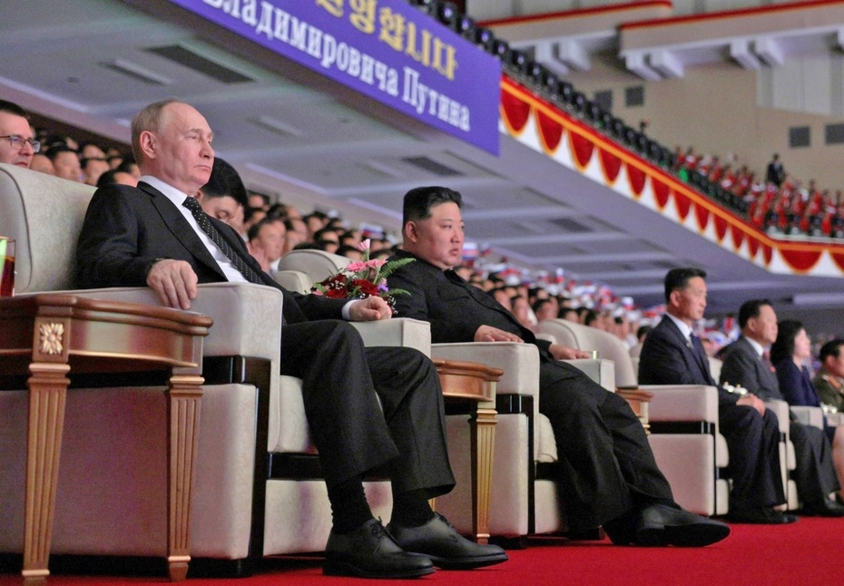 Президент России Владимир Путин впервые за 24 года прибыл с официальным визитом в КНДР. По этому случаю власти устроили в северокорейской столице настоящий праздник.-7