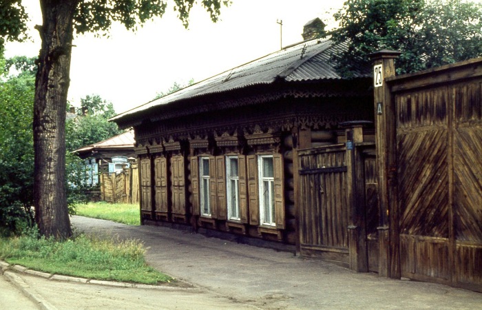 Тихая улица современного города.