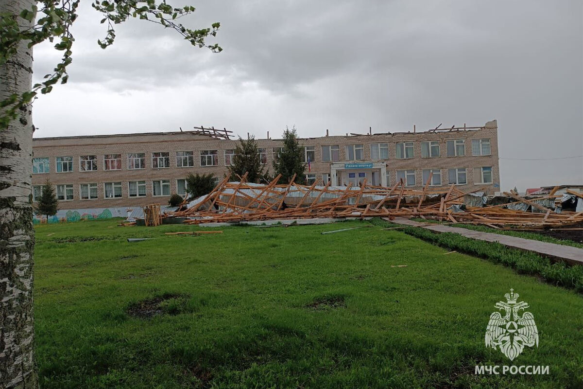 МЧС Башкортостана: в Узбяково сильный ветер частично сорвал кровлю со школы