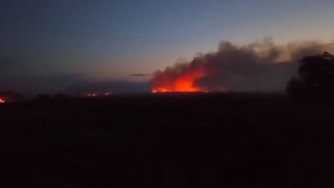Мусорная свалка горит возле села на Алтае и душит едким дымом жителей