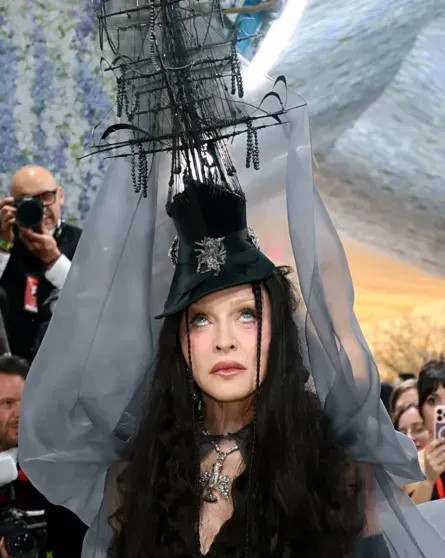 Мадонна с 30-летним женихом вышла на красную дорожку Met Gala — 2026 дорожку, Laurent, Моррис, костюма, Энтони, Мадонна, Saint, дочерью, Кидман, Николь, Кравиц, Сейфрид, Аманда, Метрополитенмузее, Хадид, Лорен, Джиджи, Купера, Брэдли, эксбойфренда