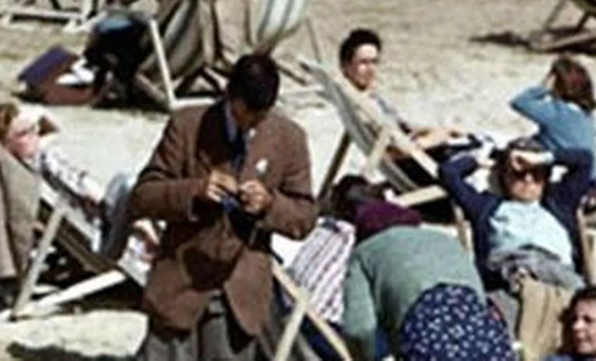 На снимке середины прошлого века замечен мужчина с мобильным телефоном: его видели и на других фото 