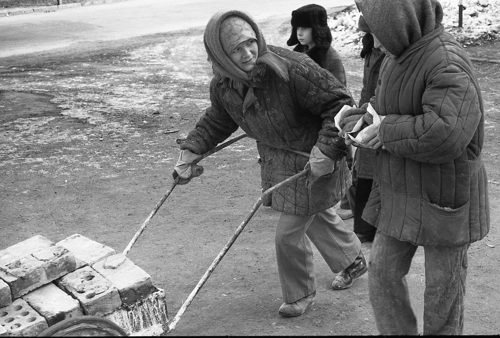 Как в СССР эксплуатировали женщин Как в СССР эксплуатировали женщин женщин, вручную, женщины, женская, работы, бригада, только, стройка, всего, кирпичи, могли, работ, советской, наверное, советских, совке, думаете, стройке, толкают, кайлом