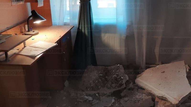 Потолок обвалился в квартире доходного дома Агафонова на Васильевском острове — видео