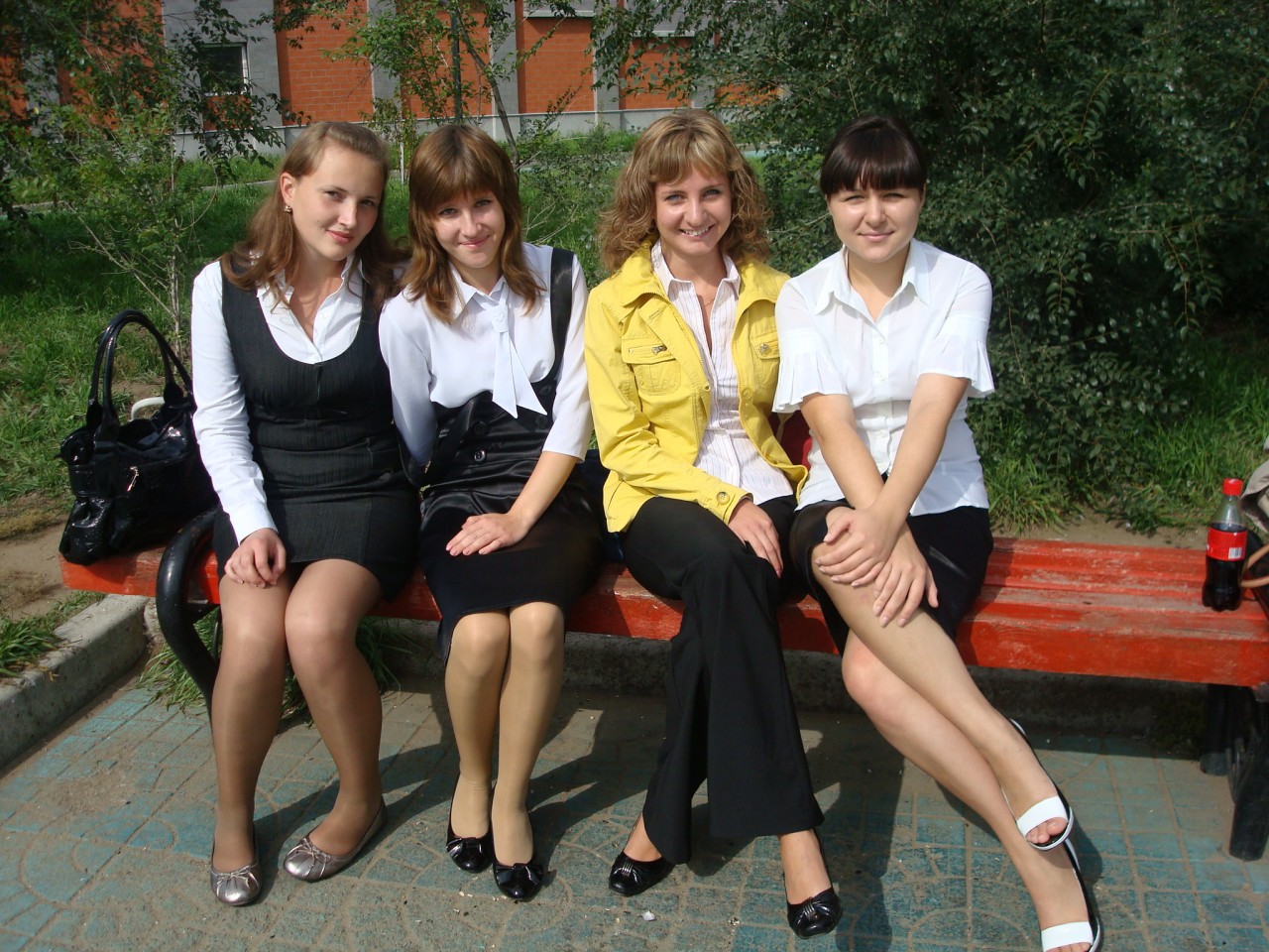 Одноклассницы россия. Красивые одноклассницы. Ноги одноклассниц. Старшеклассницы.