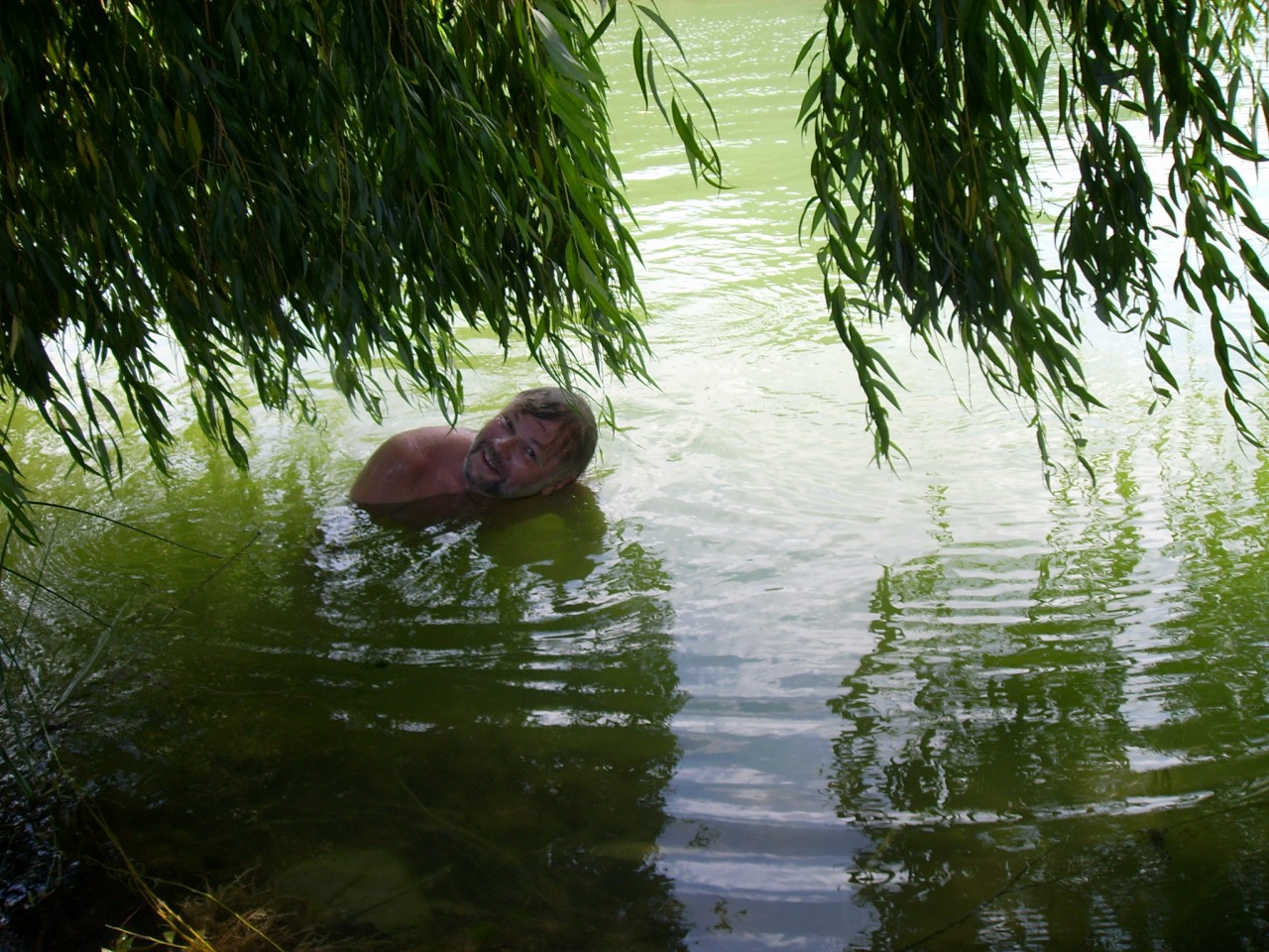 Бабушки на озере купались