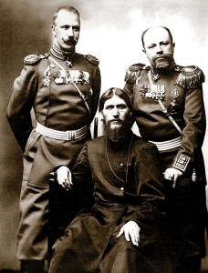 Григорий Распутин (сидит), генерал-майор князь М.С. Путятин и полковник Д.Н. Ломан, комендант Царскосельского дворца