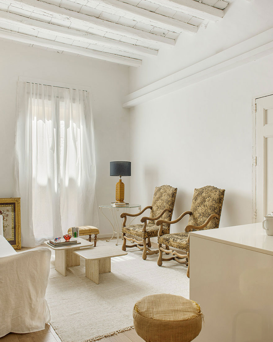 Белая квартира-студия с кирпичной стеной и антикварными креслами в Барселоне (60 кв. м) добавили, Сегодня, прекрасные, Современная, деревянная, кухня, натуральный, такой, желанной, теплоты, главное, всегда, деталях, стулья, классические, воздушности, купленные, местной, антикварной, лавке