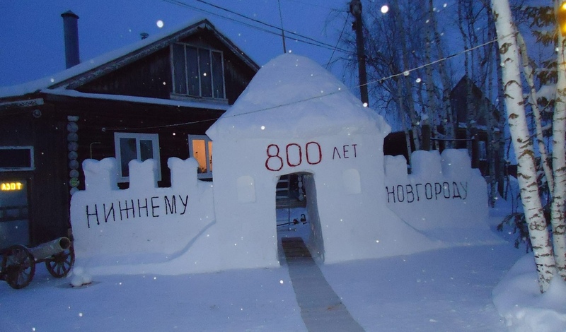 Нижегородец построил кремлевскую стену из снега возле своего дома