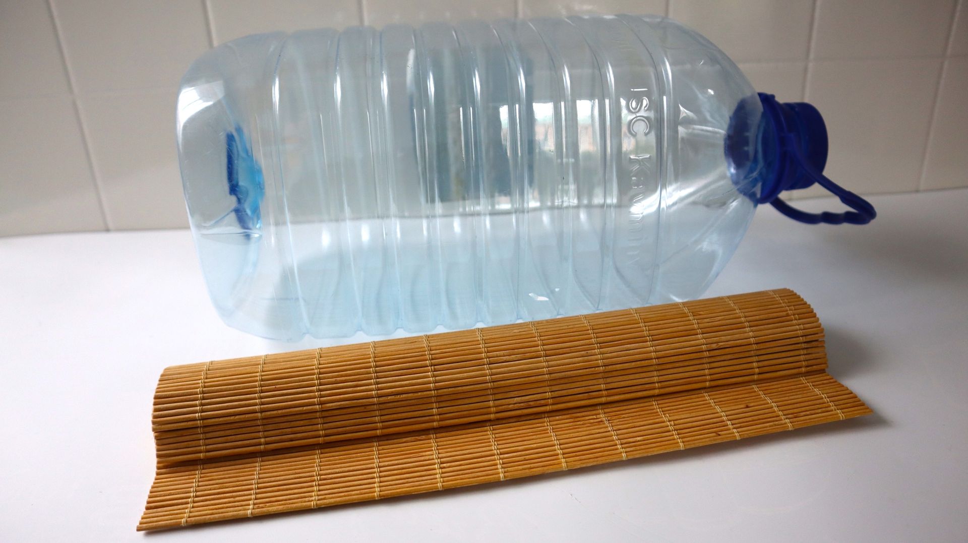5-литровая пластиковая бутылка - отличный материал для декора дома: интересная идея её повторного использования