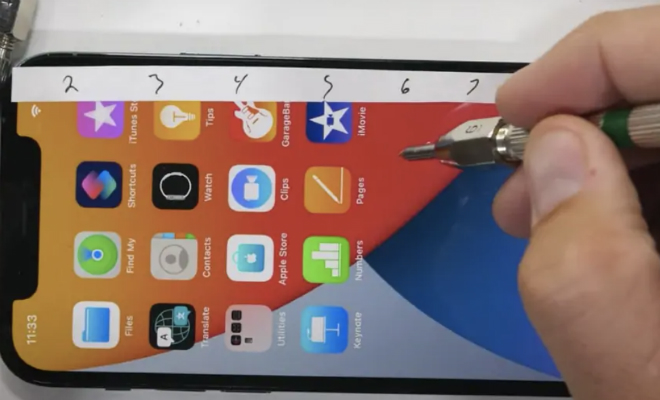 Проверка прочности нового iPhone ножом: проводим по экрану и смотрим, остались ли царапины